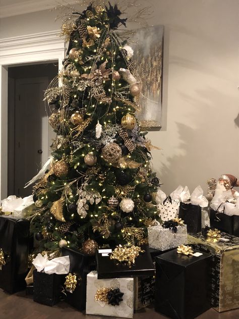 Black And Gold Christmas Tree, Black And Gold Christmas Decor, Gold Christmas Decor Ideas, Christmas Tree And Gifts, Black And Gold Christmas, Gold Christmas Decor, Black Gold Christmas, Xmas Theme, Gold Christmas Decorations