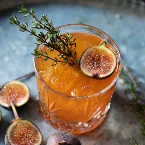 Fig Old Fashioned Cocktail Old Fashion Cocktail Bar, Fig Bourbon Cocktail, Fig Old Fashioned, Fig Old Fashioned Cocktail, Fig Cocktail Recipes, Fig Cocktails, Old Fashioned Recipes Cocktail, Fig Cocktail, Bourbon Drink