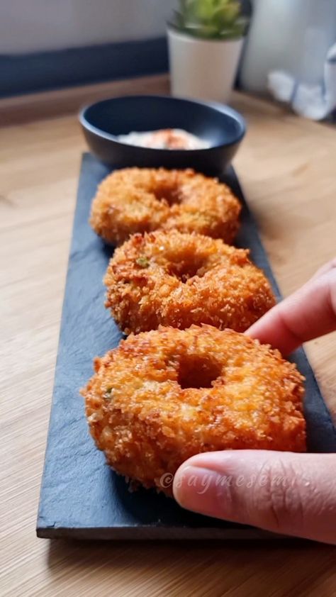 shopsivvi on Instagram: @saymesemi has a special recipe for Ramadan. Every Friday SIVVI will bring a special recipe to your table. Try these Spicy Chicken Donuts… Chicken Doughnut Recipe, Chicken Doughnut, Ramadan Special Recipes, Lunch Sides, New Things To Try, Doughnut Recipe, For Ramadan, Donut Recipes, Spicy Chicken