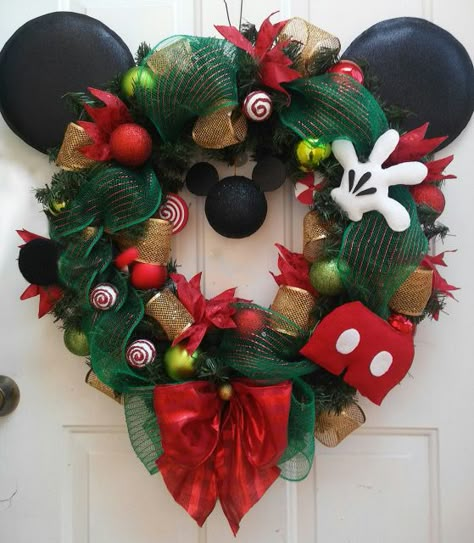 Mickey And Minnie Christmas Ornaments Diy, Christmas Tree Ideas Mickey Mouse, Disney Christmas Wreath Ideas, Mickey Themed Christmas Tree, Disney Wreath Christmas, Mickey Christmas Decor, Mickey Mouse Tree Christmas, Christmas Tree Mickey Mouse, Diy Mickey Mouse Christmas Decorations