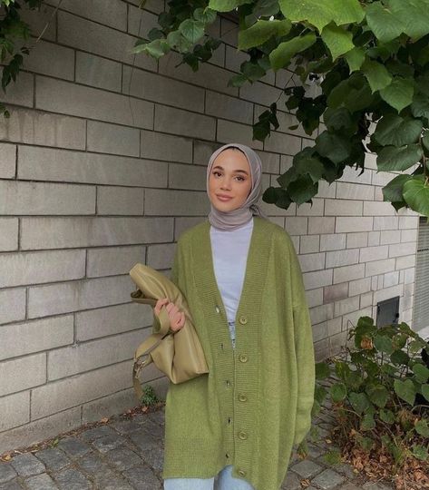 School Hijab, Green Cardigan Outfit, Green Shirt Outfits, Green Top Outfit, 90s Beauty, Mustard Outfits, Ootd Sweater, Muslimah Fashion Casual, Hijau Mint