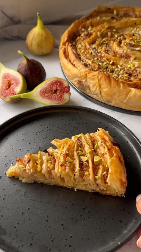 A delicious dessert when fresh summer figs are in season, this fig soufra is a great fresh fig dessert recipe. Fig Dessert, Filo Dough, Baklava Recipe, Pasta Fillo, Filo Pastry, Fig Recipes, Dough Recipes, Sweet Snacks Recipes, Cooking Recipes Desserts