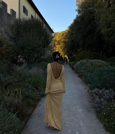 Italian Villa Aesthetic, Italian Vacation Outfit, Fall In Italy, Dolce Vita Outfit, Italy Outfits Fall, Tuscany Aesthetic, Italy Aesthetic Outfit, Michelle Infusino, Italy Fall