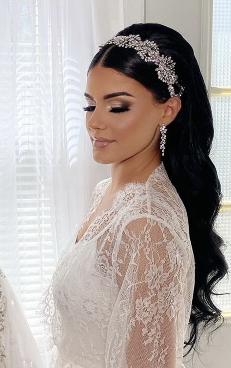 Side Part Bridal Hair Black Women, Bridal Hair Crown Head Pieces, Long Hair Wedding Styles All Down With Veil, Glam Bride Makeup, Hollywood Curls, Bridal Hair Down, Quince Hairstyles, Simple Prom Hair, Wedding Hairstyles Bride