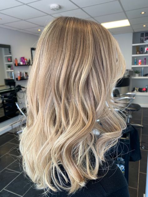 Partial Babylights Blonde, Blonde Hair Natural Roots, Wella Koleston, Summer Blonde Hair, Ash Blonde Balayage, Dyed Blonde Hair, Light Blonde Hair, Dirty Blonde Hair, Honey Blonde Hair