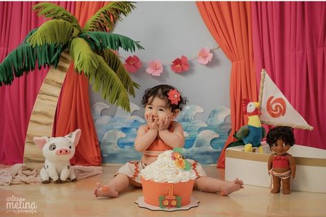 Moana First Birthday Cake Smash, Moana Birthday Photoshoot Ideas, Baby Moana Photoshoot, Moana 1st Birthday Photoshoot, Moana Birthday Picture Ideas, Moana Pictures Ideas, 1st Birthday Moana Theme, Moana Cake Smash, Moana Birthday Photoshoot