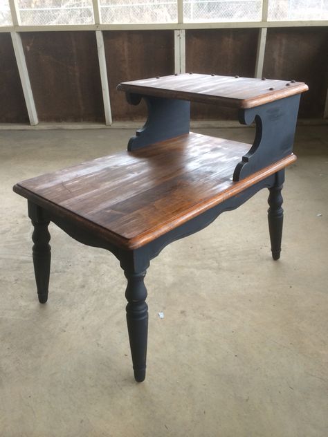 Two toned two tier antique end table diy Refinish Coffee Table, End Table Diy, Antique End Table, Refurbished Table, Antique End Tables, End Table Makeover, Deco Champetre, Coffee Table Top, Western Furniture