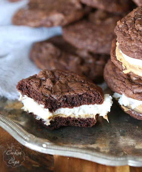 Brownie Cookie Sandwiches Cookie Dough Filling, Cookie Sandwich Recipes, Whoopie Pie Recipe, Whoopie Pie, Mince Pie, Chewy Brownies, Chocolate Sandwich Cookies, Best Brownies, Whoopie Pies