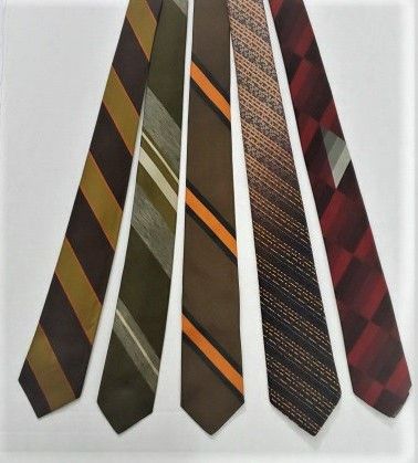 Vintage neckties from the 1940s, 1950s, 1960s, 1970s. Skinny, narrow, or wide. Silk, rayon, and polyester. Mod and retro designer men's ties. Club ties, stripes, solid, abstract, and swing neckwear. 1960s Fashion Mens, 1950 Men, 1950s Mens Fashion, School Ties, Vintage Ties, Heart Costume, 1950s Mens, Fraggle Rock, Nerd Fashion