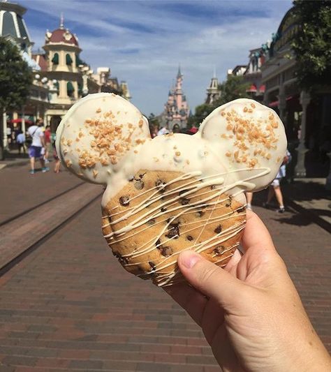 42.2k Likes, 651 Comments - Disneyland® Paris (@disneylandparis) on Instagram: “Which ear first? Par quelle oreille on commence ? #DisneylandParis #Cookie #Cute…” Best Disneyland Food, Disneyland Snacks, Disney Desserts, Disney World Pictures, Disneyland Food, Disney Treats, Disney World Food, Paris Food, Disney Paris