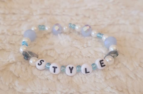 Taylor Swift Style Bracelet, Taylor Swift Friendship Brackets, Style Bracelet Taylor Swift, Era Tour Bracelet Ideas, Taylor Swift Eras Your Bracelet, Eras Tour Friendship Bracelets Aesthetic, Bead Bracelets Taylor Swift, 1989 Taylor Swift Bracelet Ideas, 1989 Taylor Swift Friendship Bracelet