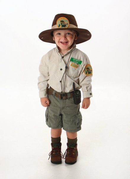 Wyatt's ranger costume Paleontology Costume, Dinosaur Ranger Costume, Park Ranger Halloween Costume, Jurassic Park Ranger Costume, Park Ranger Costume, Jurassic Park Costume, Dinosaur Birthday Party Food, Explorer Costume, Ranger Costume