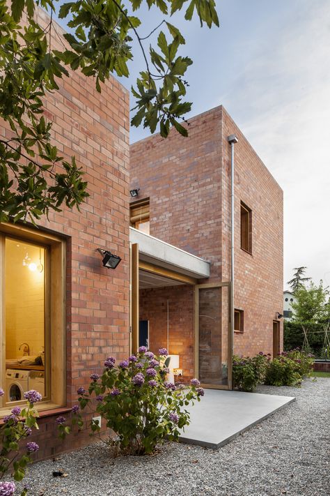 Image 15 of 23 from gallery of House 1101 / H Arquitectes. Photograph by Adrià Goula Barcelona House, Modern Brick House, Brick Exterior House, Brick Architecture, Brick Facade, Design Exterior, Brick Building, Architecture Exterior, Exterior Brick