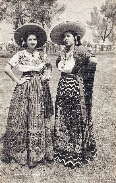 Gorgeous full beaded skirts are part of the traditional costume (el traje típico or la vestimenta cultura) of Mexico. Photo is a vintage undated postcard with no attribution. Mexico Costume, Traditional Mexican Dress, Mexican Revolution, Mexican Fashion, Mexican Heritage, Wilde Westen, Beaded Skirt, Mexican Outfit, Mexican Women