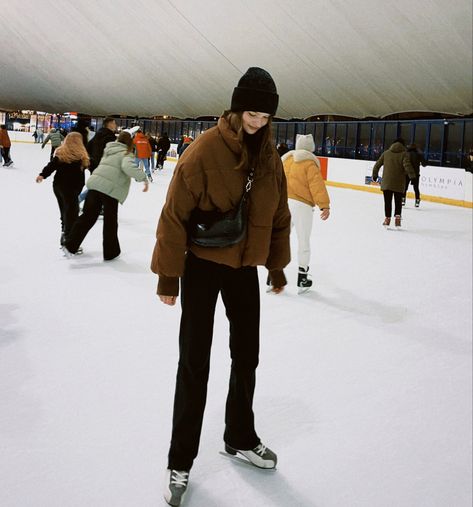 Outfits For Ice Skating Date, Ice Skating Outfit Casual Dates, Ice Rink Outfit, Hockey Rink Outfits, Ice Skate Aesthetic, Skating Rink Outfit, Ice Skating Date Outfit, Ice Skating Outfit Ideas, Ice Skating Outfit Casual