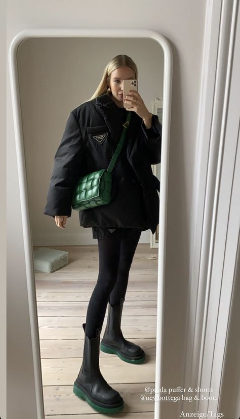 Buffer Jacket Outfit, Buffer Jacket, Black Work Outfit, Puffer Jacket Outfit, Jacket Outfit Women, Wearing All Black, Jacket Outfit, Outfit Women, All Black Outfit