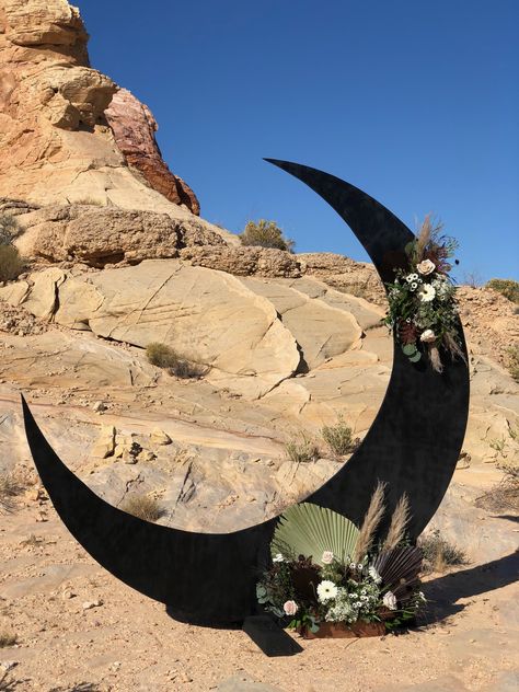 Wedding Arch Celestial, Diy Moon Arch Wedding, Wedding Arch Moon, Diy Moon Arch, Alternative Wedding Alter, Vintage Moon Backdrop, Crescent Moon Balloon Arch, Crescent Moon Arch, Gothic Desert Wedding