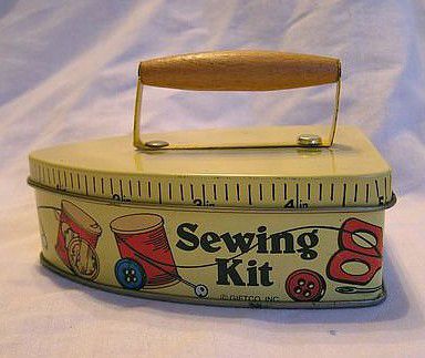 Vintage Sewing Kit, Vintage Sewing Box, Travel Sewing, Vintage Sewing Notions, Antique Sewing Machines, Vintage Sewing Machines, Sewing Baskets, Sewing Rooms, Vintage Tins