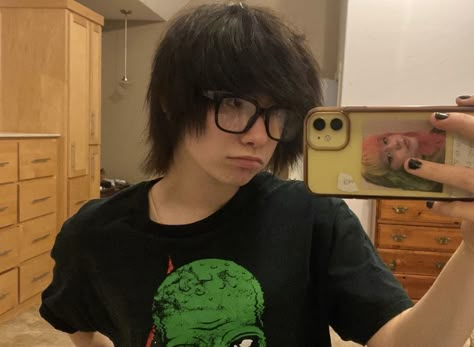 Scene Layered Hair, Emo Men Hair, Short Emo Haircuts For Guys, Masc Scene Hair, Scene Hair Men, Short Emo Hair 2000s, Alt Guy Haircuts, How To Do Emo Hair, Emo Poses Selfie