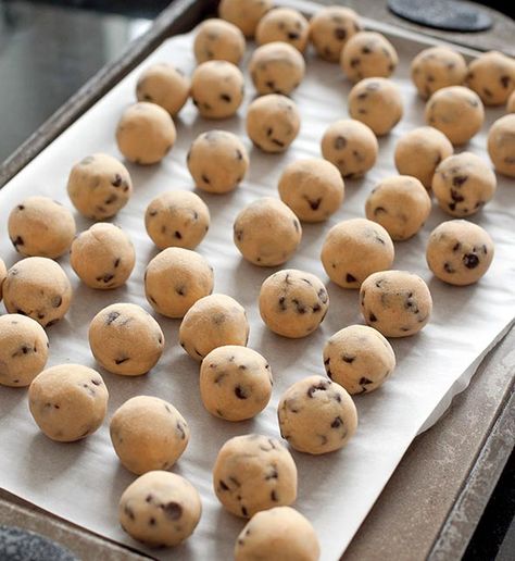 Frozen Cookie Dough Recipe (This spectacularly practical frozen cookie dough trick enables you to have homemade cookies at practically a moment’s notice. Just roll dough into balls, place on a baking sheet, freeze, then transfer to a resealable plastic bag. Magical, ain’t it? Even better, it works with practically any cookie dough.) Frozen Cookie Dough Recipe, Chocolate Chip Cookie Dough Recipe, Everything Cookies, Fresh Cookies, Chocolate Chip Shortbread Cookies, Cookie Dough Recipe, Salted Caramel Mocha, Toffee Cookies, Frozen Cookie Dough