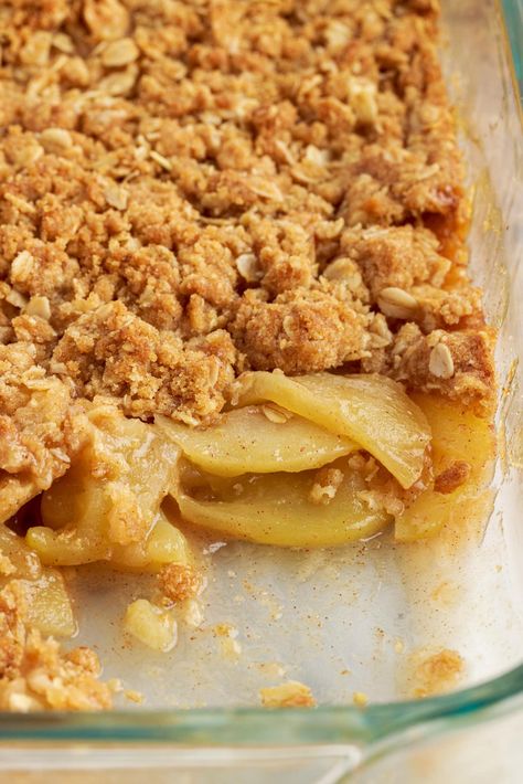 All the warm flavors of fall come together in this apple crumble with crisp grannysmith apples and a caramelized cinnamon oat topping. Apple Crumble With Oats, Apple Crumble Topping, Oatmeal Crumble Topping, Apple Crisp With Oatmeal, Oat Crumble Topping, Oatmeal Toppings, Apple Crumble Recipe, Blueberry Breakfast Cake, Apple Oatmeal