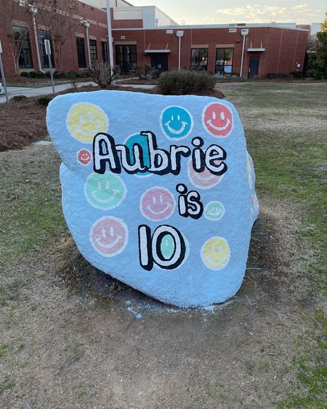 Birthday Spirit Rock Painting Ideas, Spirit Rock Birthday Ideas, School Spirit Rock Painting Birthday, Spirit Rock Painting Ideas School Birthday, School Rock Painting Ideas Birthday, Spirit Rock Painting Ideas School, Boulder Painting, Birthday Rocks, Dinosaur Birthday Cakes