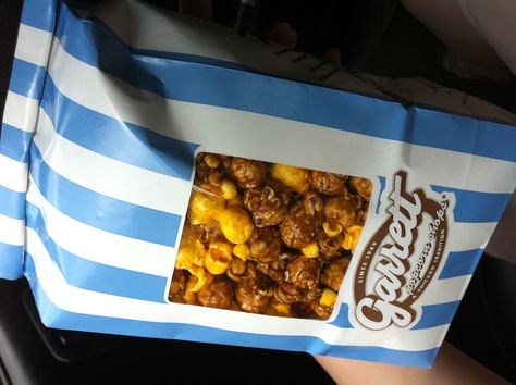 Garret's caramel pop corn from downtown Chicago, IL Garrets Popcorn, Popcorn Store, Garrett Popcorn, Popcorn Packaging, Candy Popcorn, Kitty Accessories, Hello Kitty Accessories, Chicago Shopping, Pop Pop