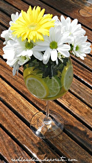 I wish I had thought of this!  DARN IT!!!  Lemon  Lime Daisy centerpiece in a goblet....I Daisy Centerpieces, Deco Champetre, Tafel Decor, Deco Floral, Table Arrangements, Lemon Lime, Floral Centerpieces, Flower Centerpieces, Ikebana