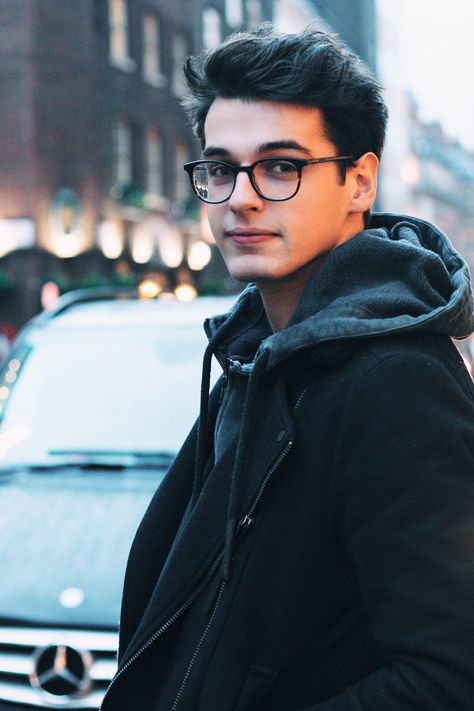 Blake Steven, Tumblr Boys, Wearing Glasses, Photography Poses For Men, Poses For Men, Mens Hairstyles, Photography Poses, Snapchat, How To Look Better