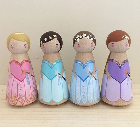 So darn cute! ❤️ Toothpick Dolls, Dolly Pegs, Wood Peg Dolls, Bendy Doll, Peg People, Clothespin Dolls, Clothes Pin Crafts, Pin Doll, Cork Crafts