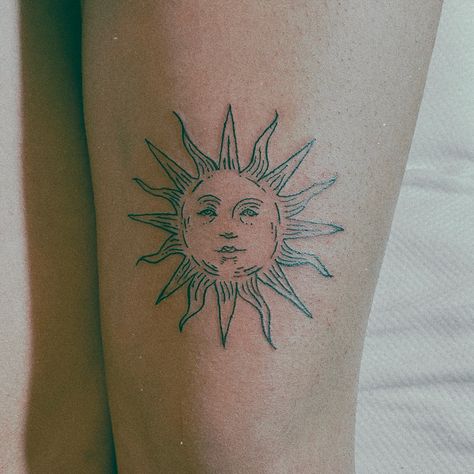 Woman tattoo knee sun Sun Tattoo Tricep, Female Sun Tattoo, Large Sun Tattoo, Sun Tattoo Face, Sun Chest Tattoo, Shoulder Sun Tattoo, Sun With Face Tattoo, Sun Face Tattoo, Sun Shoulder Tattoo