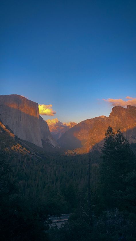 Yosemite National Park Autumn, Yosemite National Park Aesthetic, Yosemite Aesthetic, Yosemite Iphone Wallpaper, Yosemite Background, Yosemite National Park Wildlife, Oregon Aesthetic, Hour Aesthetic, Golden Hour Aesthetic