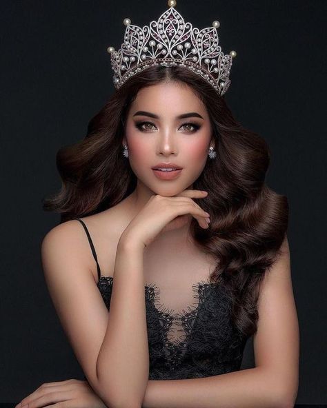 Beauty Pageant Photoshoot, Pageant Queen Photoshoot, Beauty Queen Photoshoot, Queen Photoshoot Ideas, Pageant Headshots Poses, Pageant Photoshoot Ideas, Pageant Photoshoot, Pageant Pictures, Quince Photoshoot Ideas