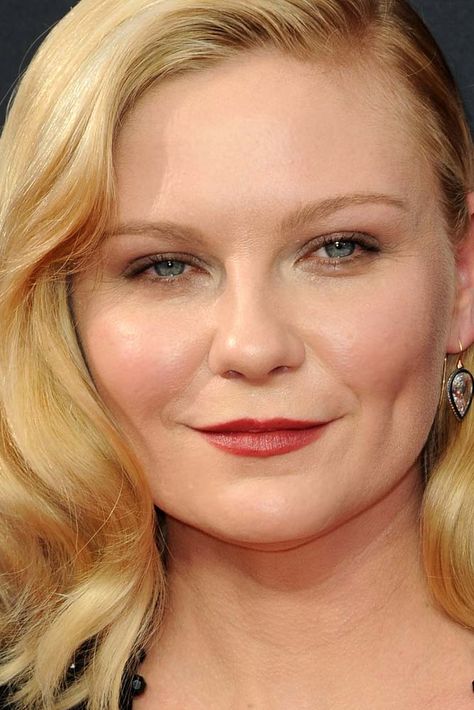 Kirsten Dunst With Round Face Shape #roundface Face shapes guide: oval, oblong, diamond, square, heart face types. #faceshapes #celebrityfaceshapes #howtoknowyourfaceshape Shape Project, Types Of Faces Shapes, Face Shapes Guide, Average Face, Circle Face, Diamond Face Shape, Short Shag, Face Shape Hairstyles, Square Face Shape