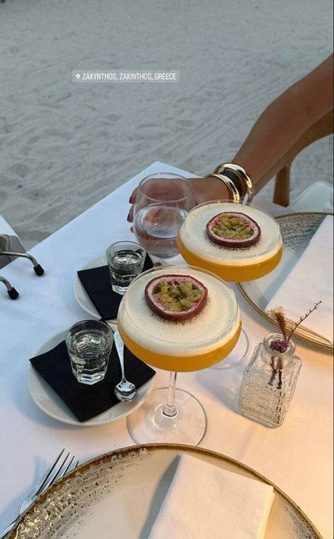 Coctails Photo Instagram, Greece Instagram Story, Greece Dinner, Fancy Drinks, Pretty Drinks, Pretty Food, Summer Drinks, Aesthetic Food, All You Need Is