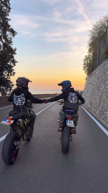 Couple Motorbike, Bike Couple, Biker Couple, Motorcycle Couple, Motocross Love, Image Moto, Bike Aesthetic, Biker Aesthetic, Motorcycle Aesthetic