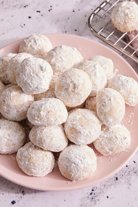 Best Snowball Cookies Russian Tea Cakes Recipe, Wedding Cookies Recipe, Italian Wedding Cookies, Snowball Cookie Recipe, Gf Cookies, Russian Tea Cake, Italian Cookie Recipes, Mexican Wedding Cookies, Tea Cakes Recipes