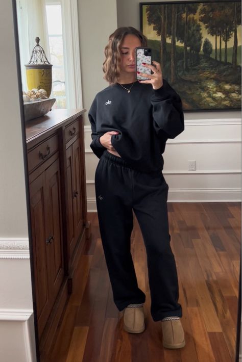 Smart Tracksuit Outfit, Sweat Set Outfits Aesthetic, Sweatshirt Set Outfit, Sweat Sets Aesthetic, Alo Sweat Set, Black Nike Sweats Outfit, Alo Sweatpants Outfit, Black Sweatsuit Outfits Women, Alo Fits