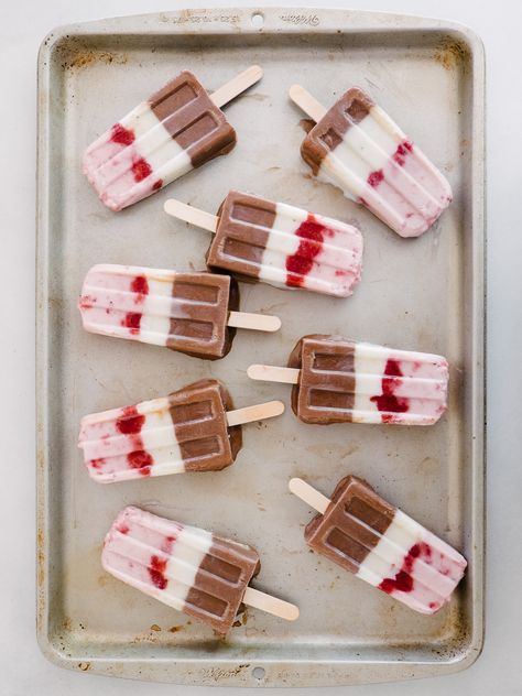 Neapolitan Popsicles Frozen Treats Recipes, Popsicles Recipe, Homemade Popsicles, Cold Treats, Ice Cream Popsicles, Popsicle Recipes, Ice Cream Toppings, Cream Desserts, Frozen Treat