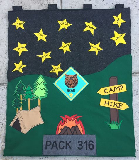 Bear Den Flag Idea #Pack316 #cccmPack316 #TeamSimmons #ProudScoutMom Cub Scout Den Flags, Scouts Activities, Cub Scouts Wolf, Cub Scouts Bear, Tiger Scouts, Cub Scout Crafts, Cub Scouts Tiger, Wolf Scouts, Bear Scouts