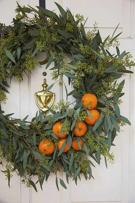 Eucalyptus and orange wreath Clementine Christmas, Julkransar Diy, Elegant Fall Wreaths, Christmas Decorations Apartment, Orange Wreath, Unique Holiday Decor, Orange Christmas, Diy Fall Wreath, Eucalyptus Wreath