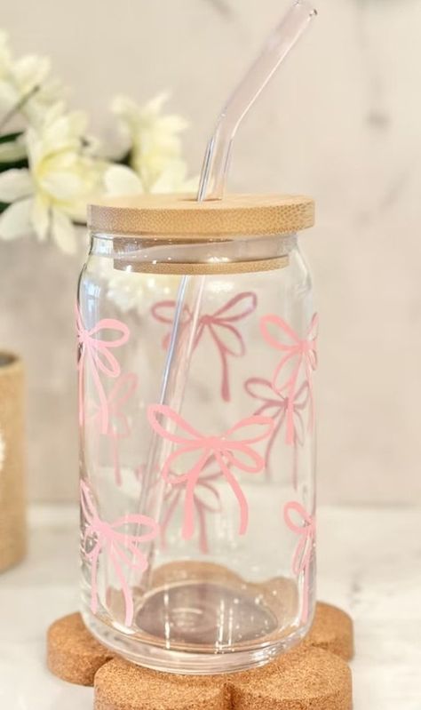 These are super fun. And sooooo adorable!! They are 16oz glass cups that come with a bamboo lid and plastic straw . I now have these in clear, frosted and holographic sparkle cups!  They make amazing gifts! Glass Bottle With Straw, Cute Aesthetic Water Bottles, Cute Cup Aesthetic, Cadeau Aesthetic, Girly Presents, Cute Water Bottles Aesthetic, Glass Vase Aesthetic, Girly Must Haves, Glass Cups Aesthetic