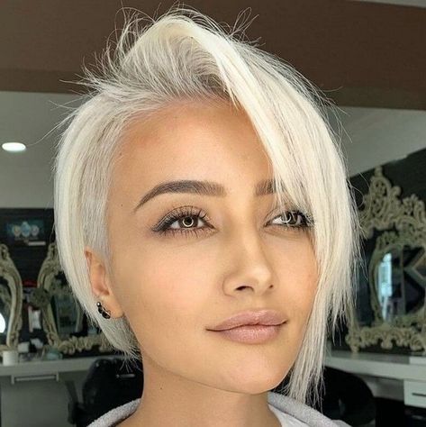 Kurzhaarschnitte Ideen in Platinblond Haarfarbe Short Bob With Undercut, Undercut Bob Haircut, Mode Poses, Undercut Bob, Bob Hairstyles For Thick, Short Hair Undercut, Edgy Short Hair, Bob Hairstyles For Fine Hair, Penteado Cabelo Curto