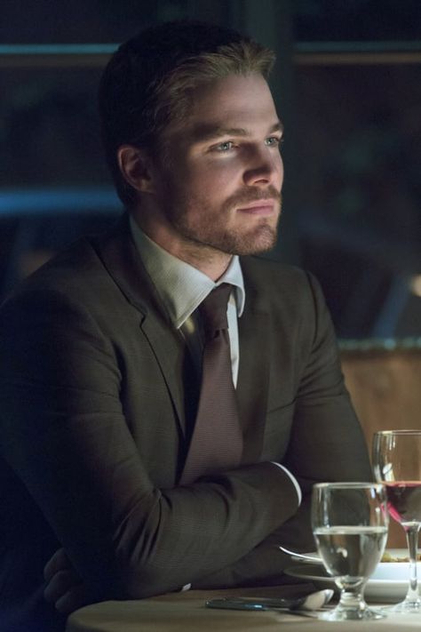 Arrow Serie, Steven Amell, Cw Arrow, Oliver Queen Arrow, John Diggle, Arrow Tv Series, Stephen Amell Arrow, Arrow (tv Show), A Man In A Suit