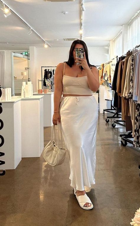 Plus Size Clean Girl Aesthetic, Silk Skirt Plus Size, Complexión Media, Curve Outfits, White Silk Skirt, Chubby Girl Outfits, Outfit Midsize, Plus Size Baddie Outfits, Classy Girl