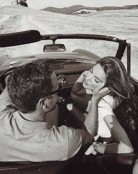 Pair Poses, 50s Couple, 50s Photoshoot, Car Shoot, Photos Black And White, Vintage Couples, Boyfriend Goals, Old Love, Photo Couple