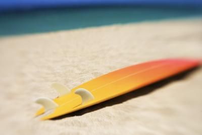 How to Make a Miniature Surfboard Out of Foam How To Make A Surfboard Out Of Cardboard, Diy Mini Surfboard, Mini Surfboard Decor, Surf Quotes, Surfboard Cake, Foam Surfboard, Surf Shack Vbs, Mini Simmons Surfboard, Beach Miniature