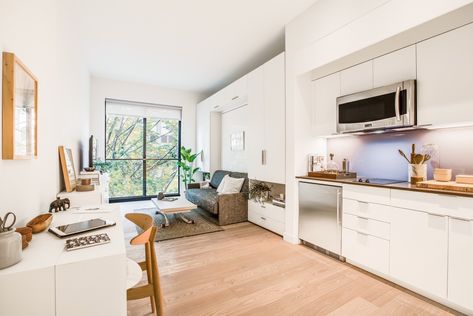 This is a 302 sq. ft. micro apartment at Carmel Place in New York City. Carmel Place includes 55 similar apartments ranging from 260 to 360 sq. ft. You can read an interview with the man who lives … Storage Hacks Bedroom, Minimalist Living Tips, Minimalist Apartment Decor, Minimalist Dekor, Modern Appartement, Modern Apartment Decor, Micro Apartment, Tiny Apartments, Minimalist Apartment