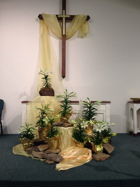 Easter - Good Shepherd UMC www.gsumcrva.org Easter Altar Decorations, Modern Easter Decor, Jar Decorations, Church Christmas Decorations, Church Altar Decorations, Modern Easter, Altar Design, Easter Flower Arrangements, Church Easter Decorations