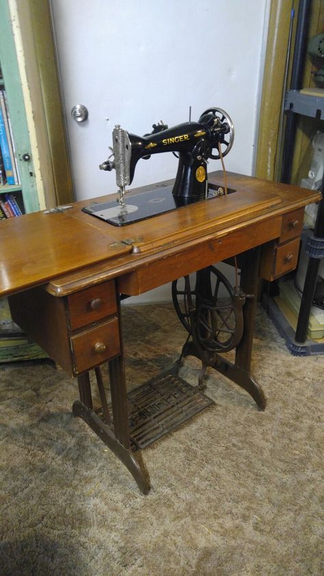 Swing Machine, Antique Sewing Machine Table, Diy Farmhouse Coffee Table, Wall Wardrobe Design, Juki Sewing Machine, Crochet Quilt Pattern, Sewing Machine Table, Treadle Sewing Machines, Antique Sewing Table